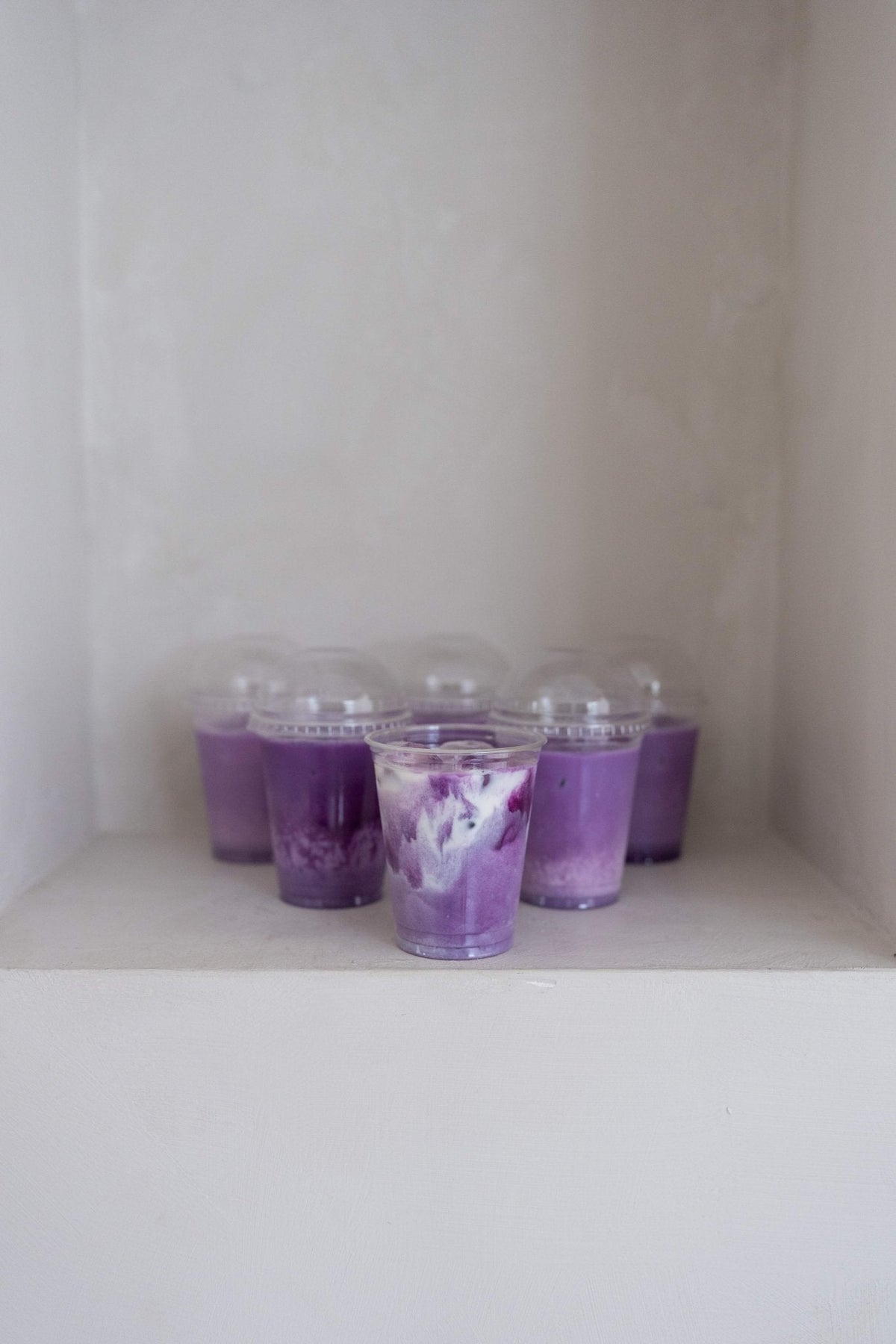 Ube lattes in to-go bekers