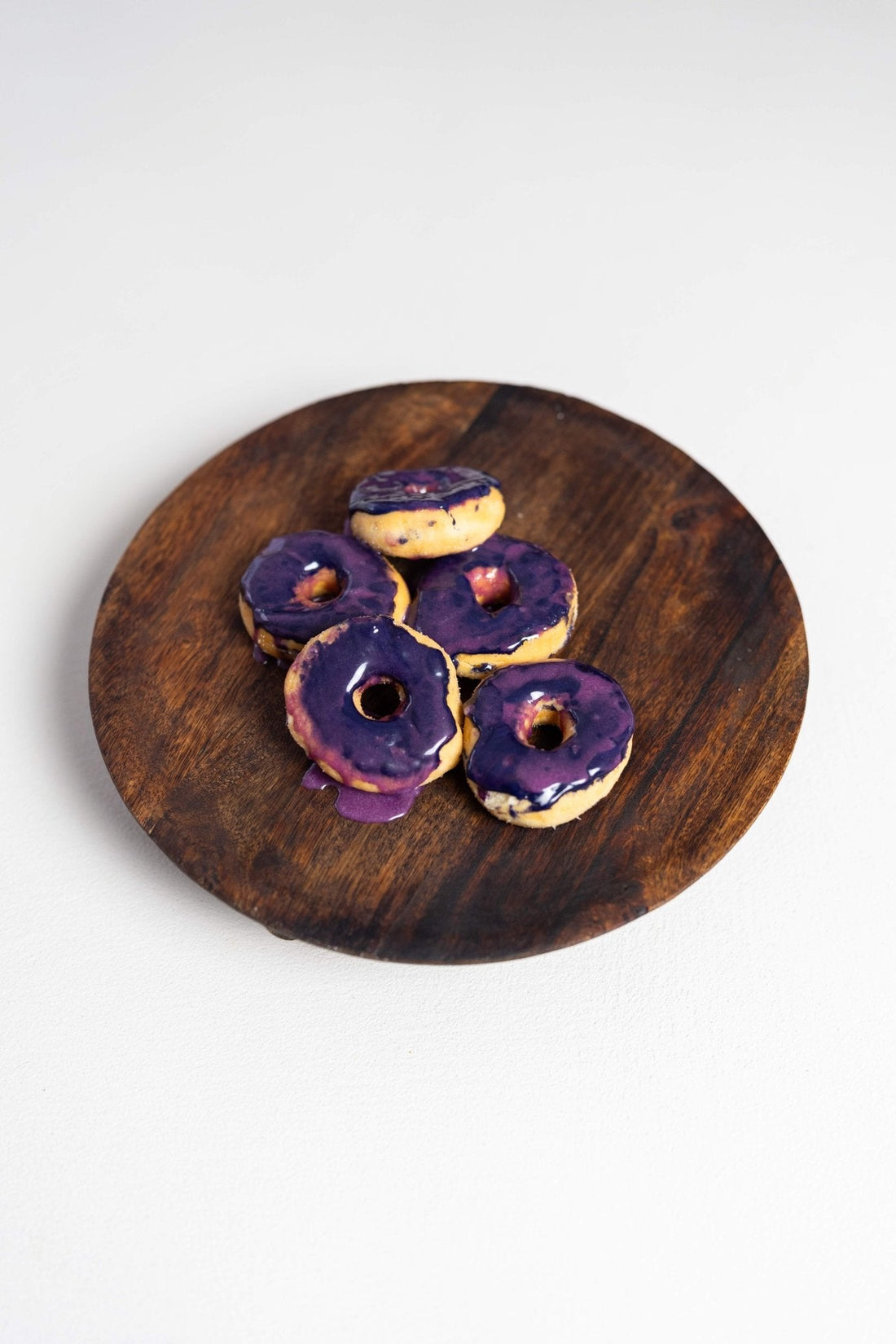 Donuts met paars glazuur van ube poeder