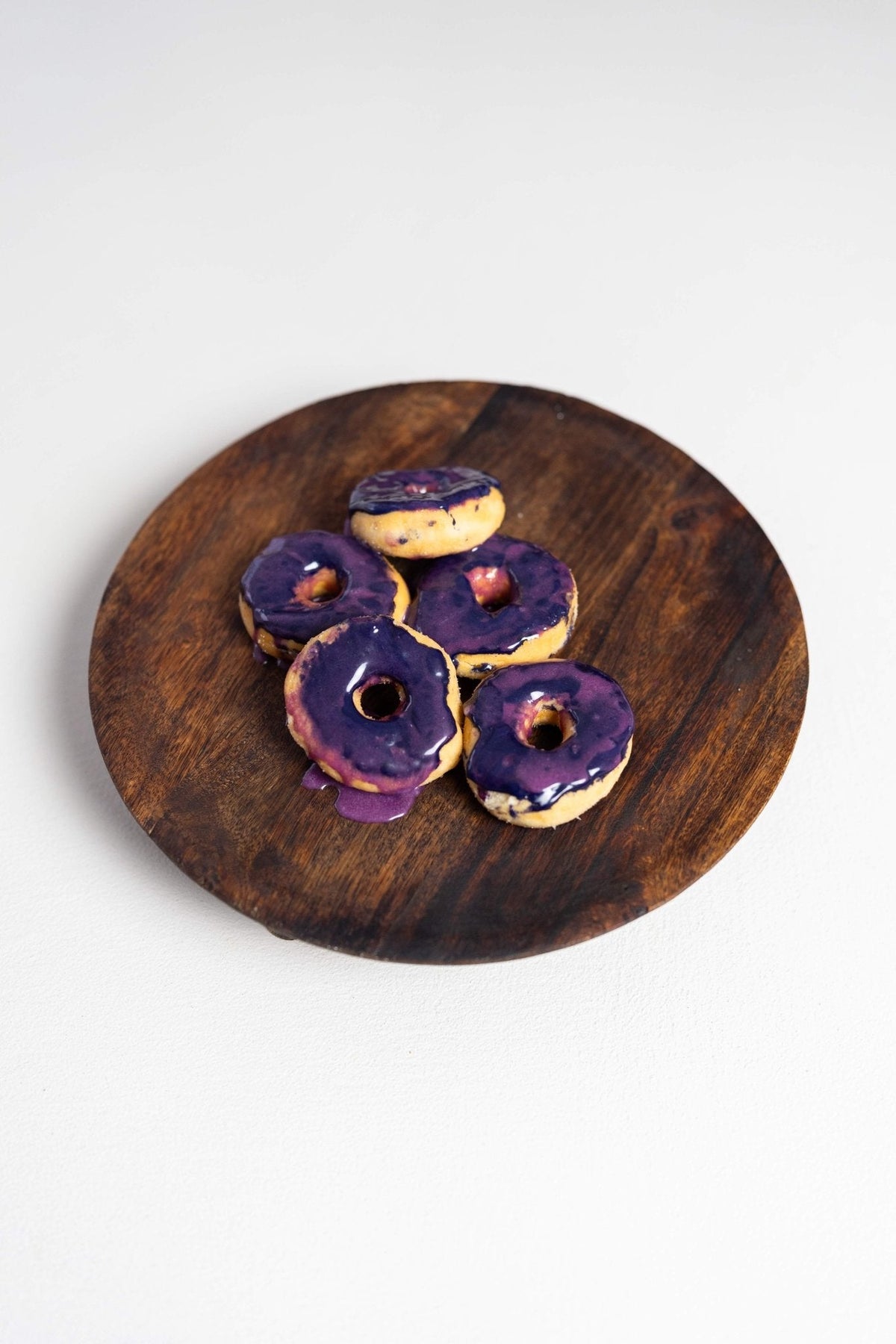 Donuts met paars glazuur van ube poeder