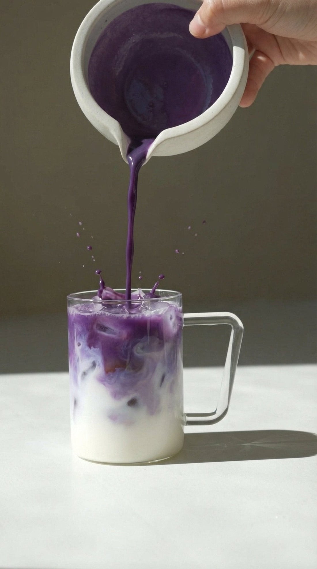Ube wordt uitgeschonken in een latteglas