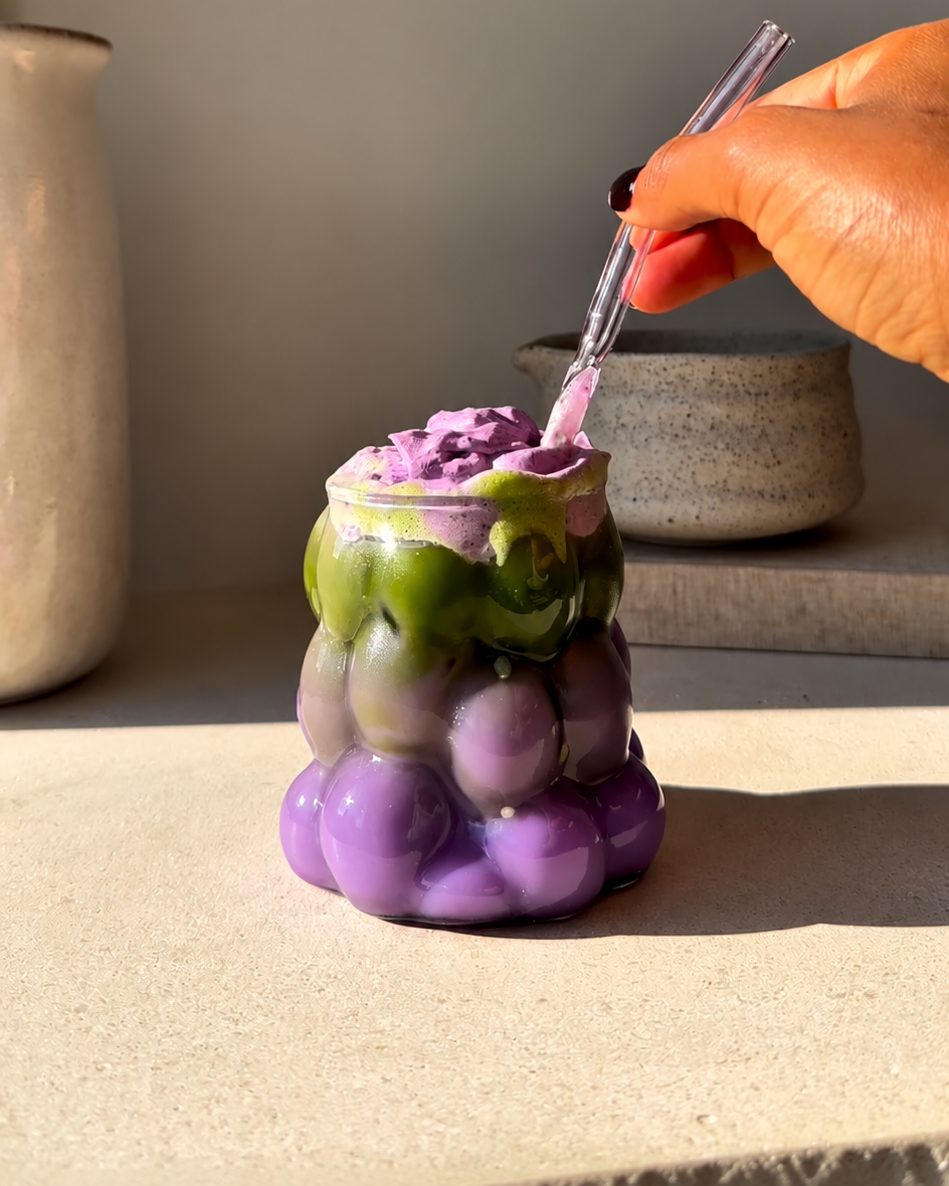 Ube matcha latte met groene matcha over paarse ube in een glas