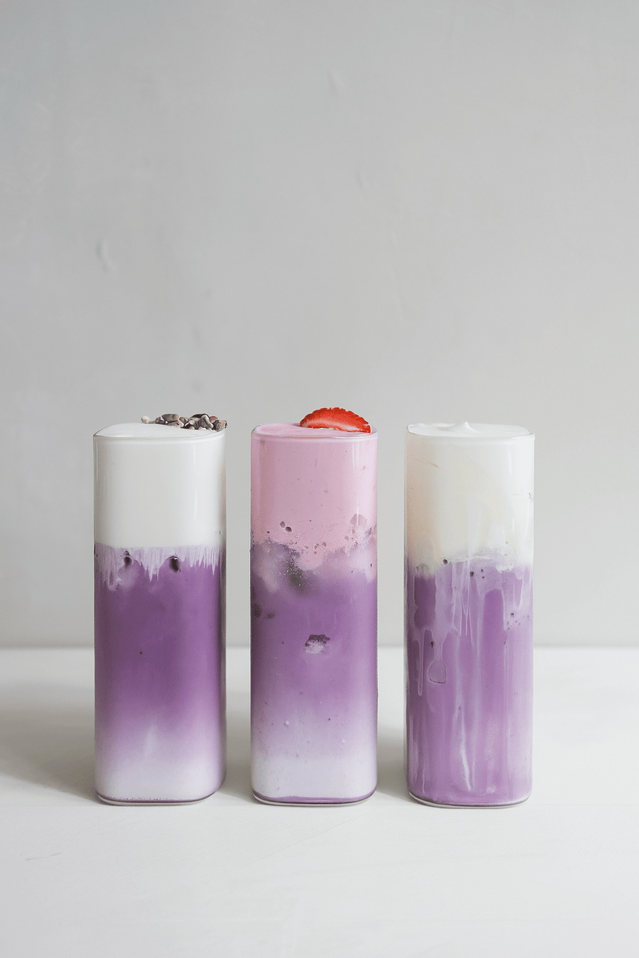 Getränk mit einer Schicht lila Ube Cold Foam