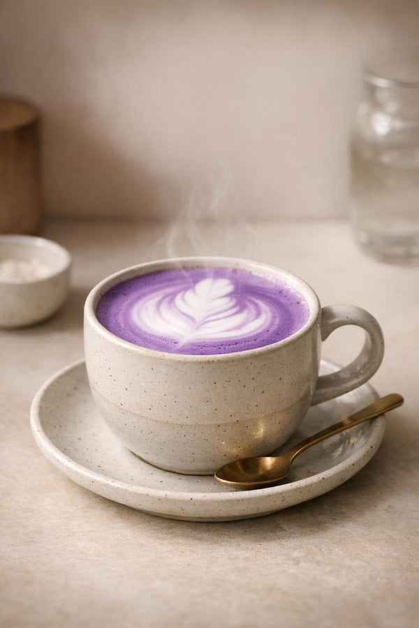 Warme ube latte met latte art in een kop